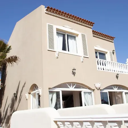 - Sleeps 4 - Jacuzzi - Garden - Pet Friendly *