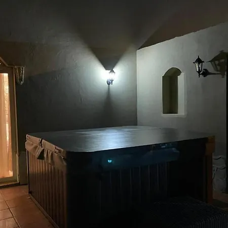 - Sleeps 4 - Jacuzzi - Garden - Pet Friendly فيلة El Médano