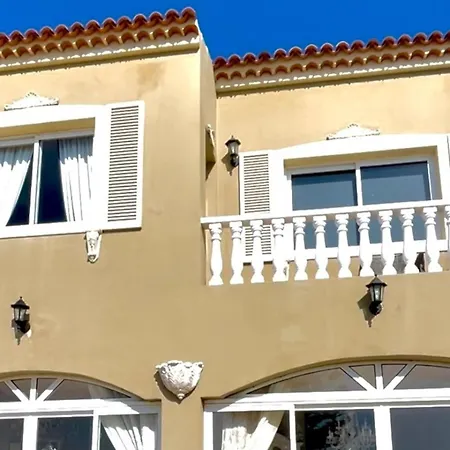 - Sleeps 4 - Jacuzzi - Garden - Pet Friendly