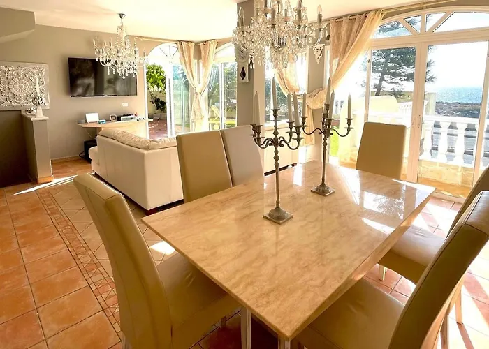 - Sleeps 4 - Jacuzzi - Garden - Pet Friendly Villa *