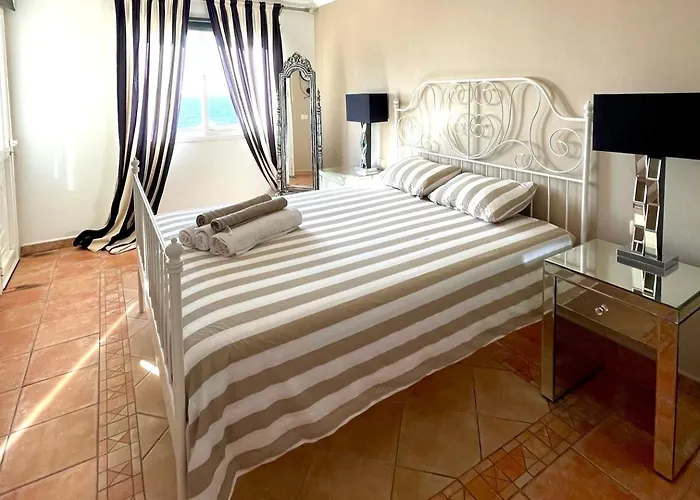 - Sleeps 4 - Jacuzzi - Garden - Pet Friendly *