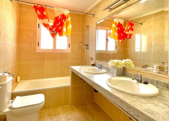 - Sleeps 4 - Jacuzzi - Garden - Pet Friendly * El Médano