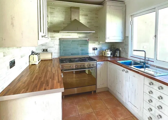 - Sleeps 4 - Jacuzzi - Garden - Pet Friendly *