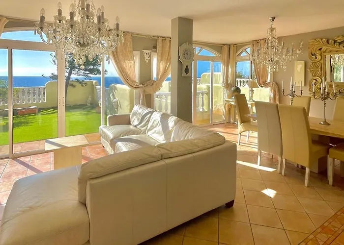 - Sleeps 4 - Jacuzzi - Garden - Pet Friendly