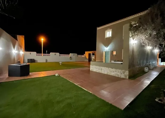 - Sleeps 4 - Jacuzzi - Garden - Pet Friendly * El Médano